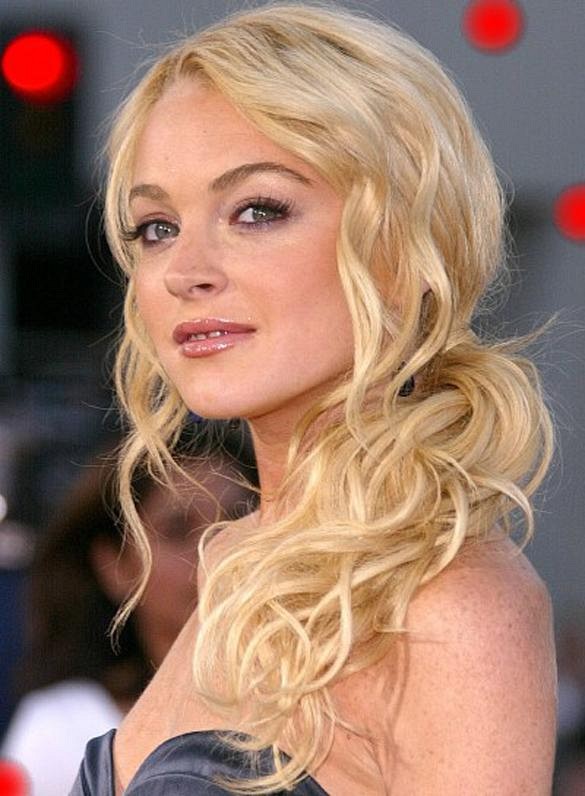 Lindsay Lohan účesy kučeravé