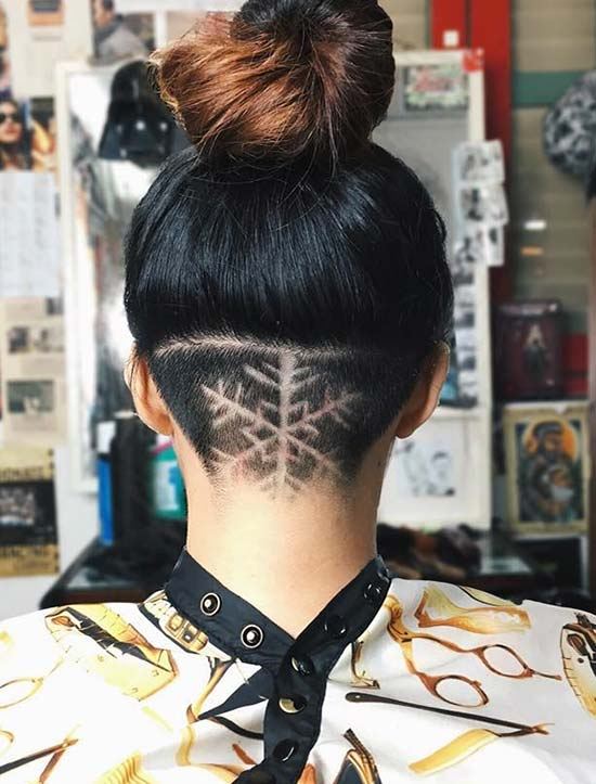 dámské tetování ve vlasech